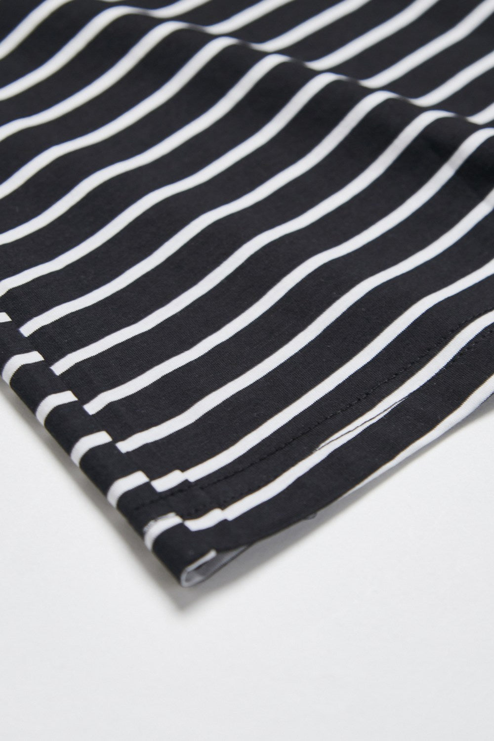 垂墜領條紋無袖上衣-黑白條