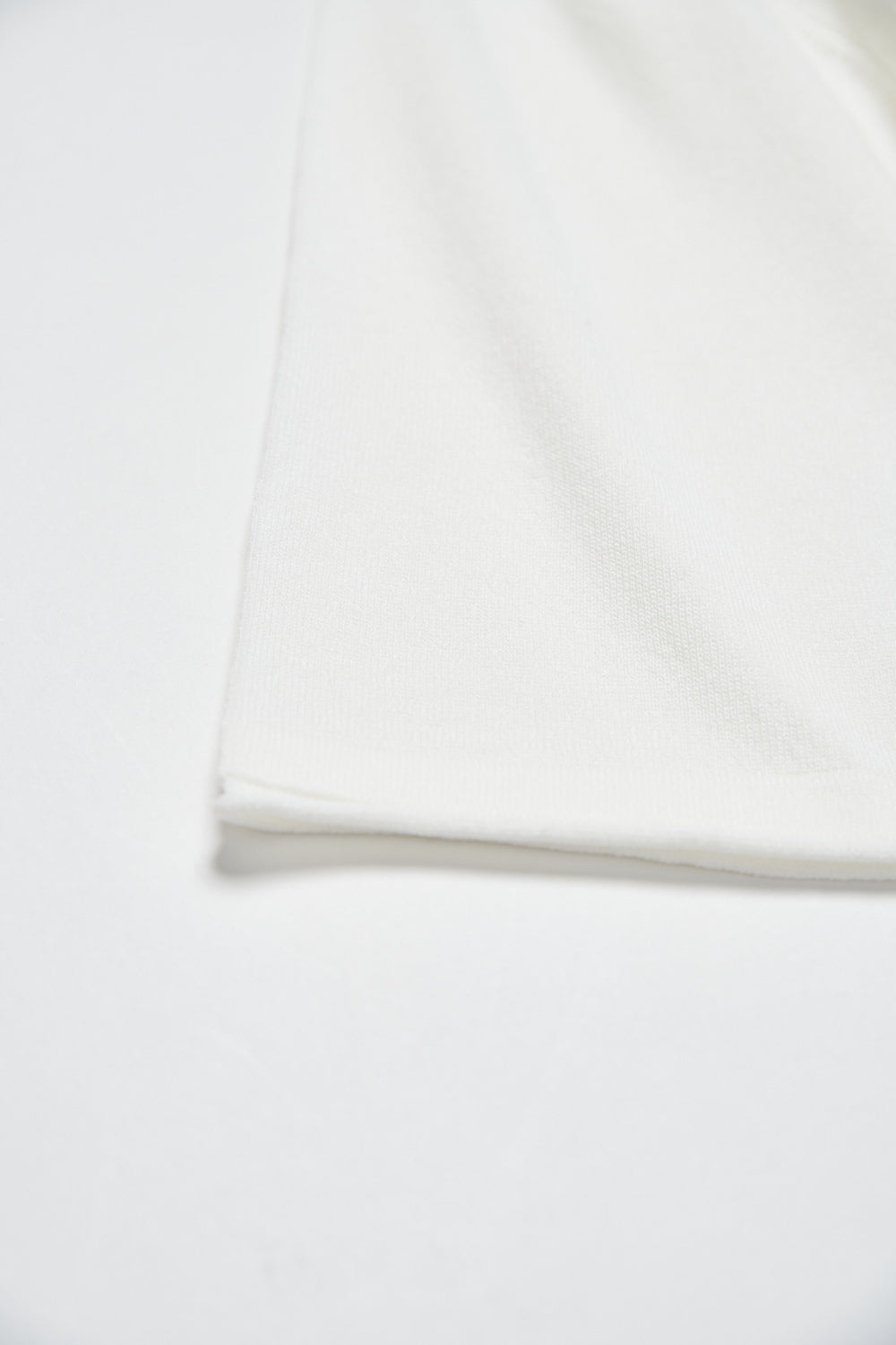 素面捲邊寬鬆長版針織五分袖上衣-白