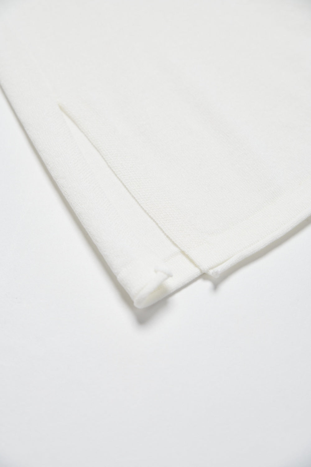 素面捲邊寬鬆長版針織五分袖上衣-白