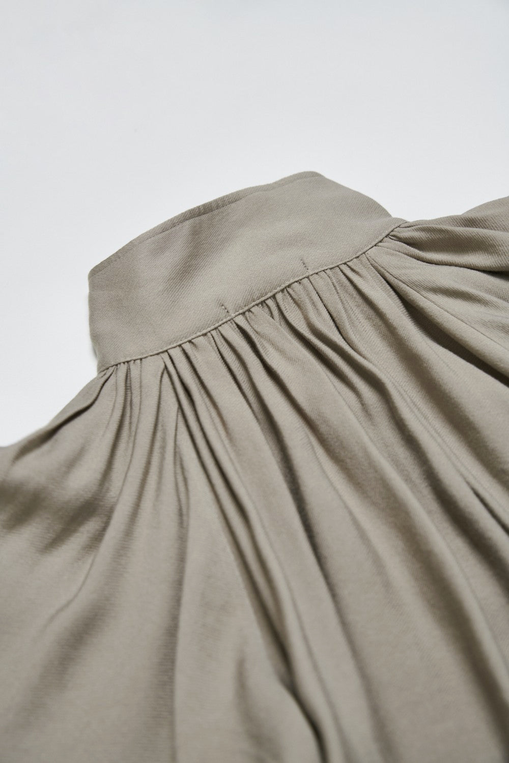 垂墜感抓摺小立領長袖外套-灰