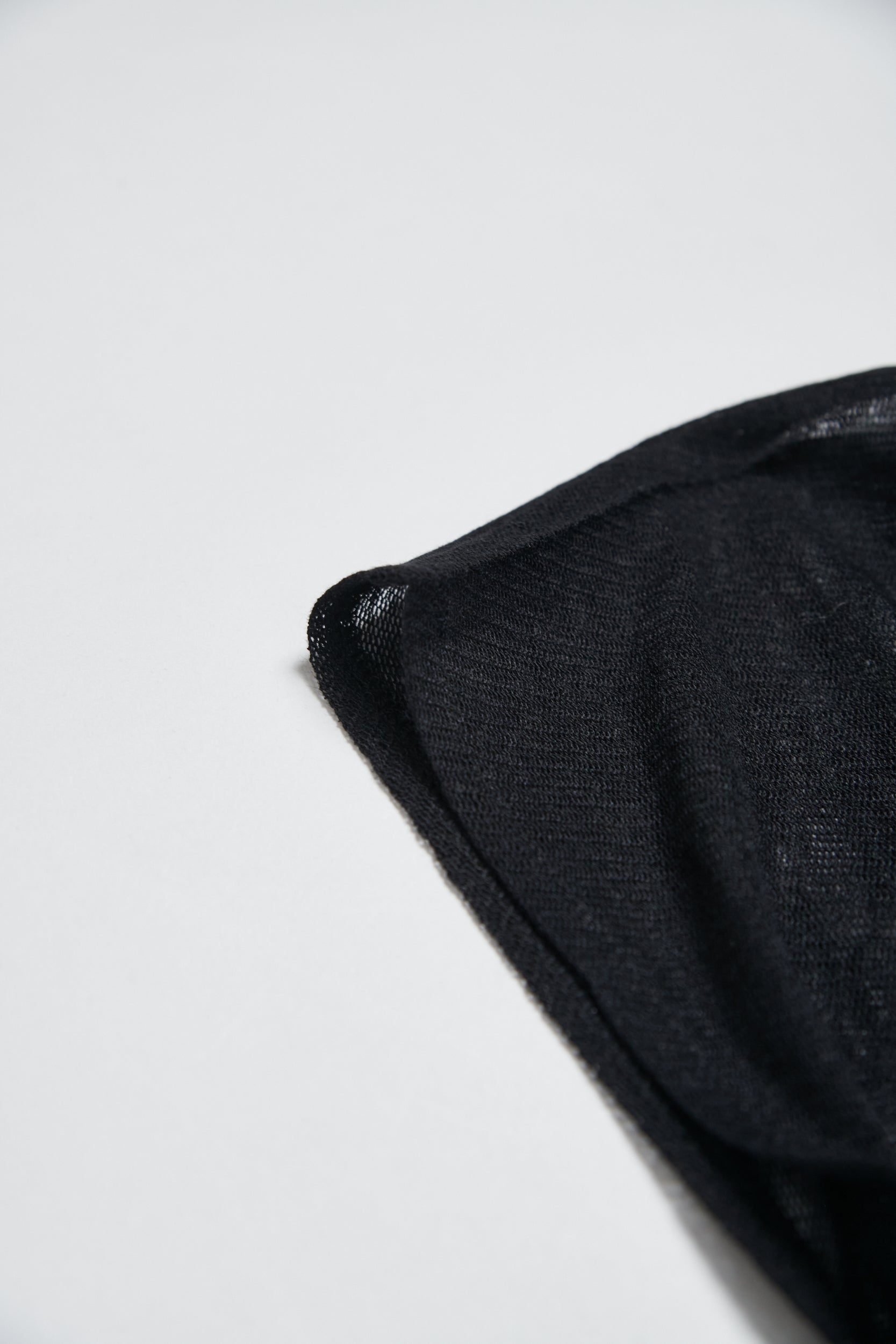 透肌感親膚小立領落肩袖上衣-黑