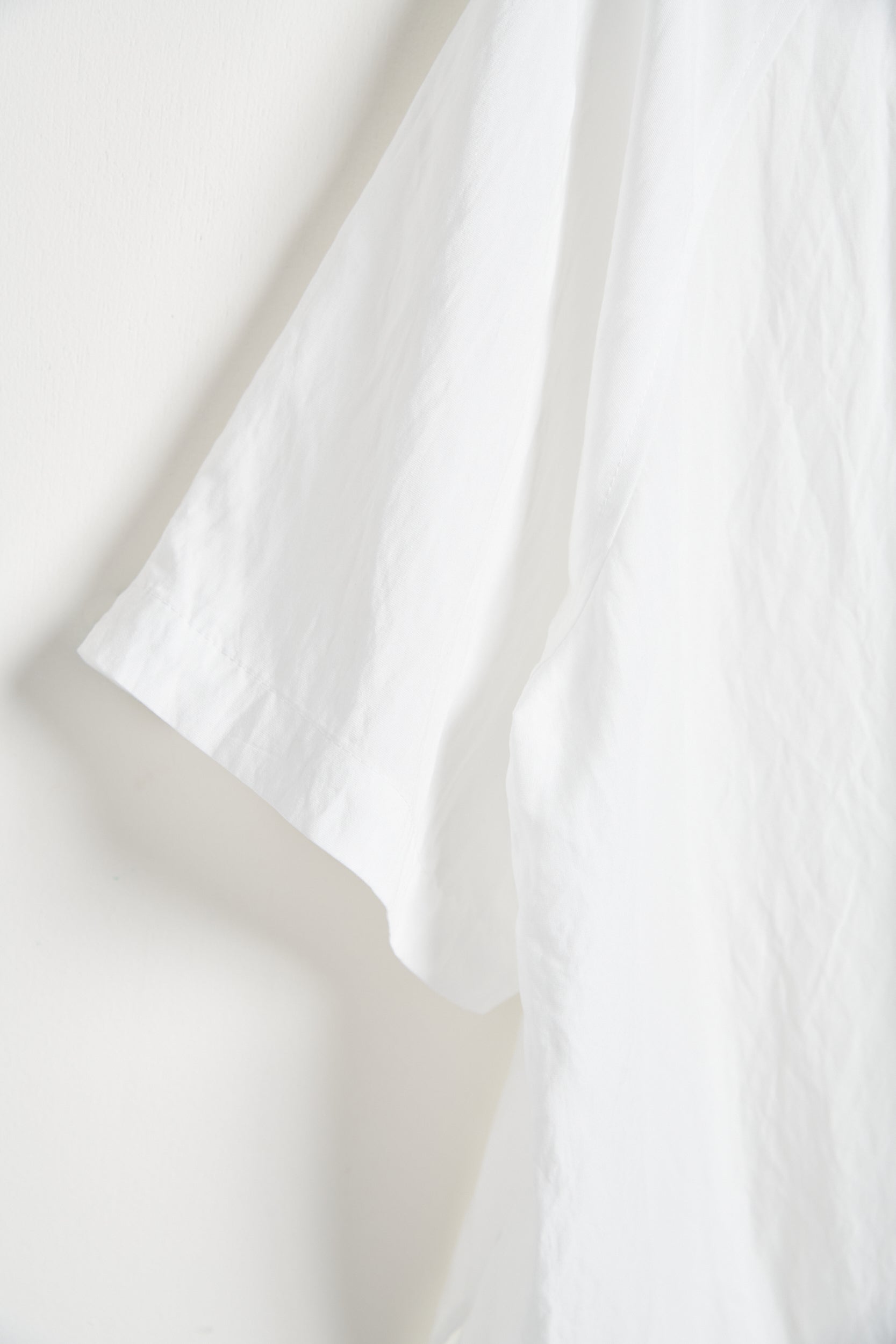 微皺感反轉衣襬五分袖襯衫-白