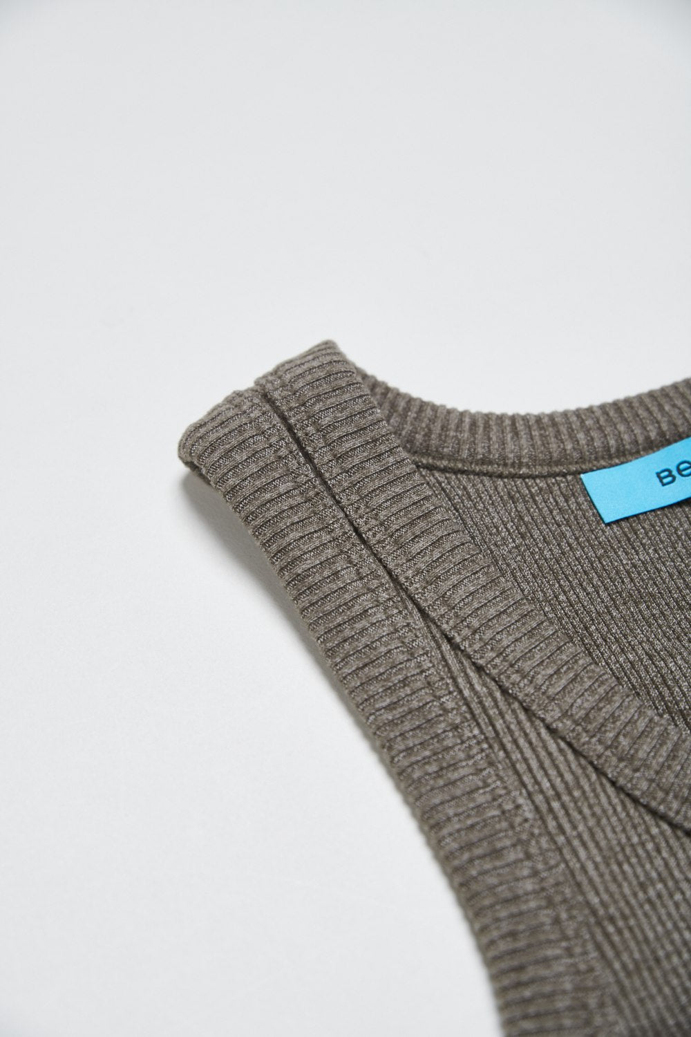 U領坑條工字背心-深灰