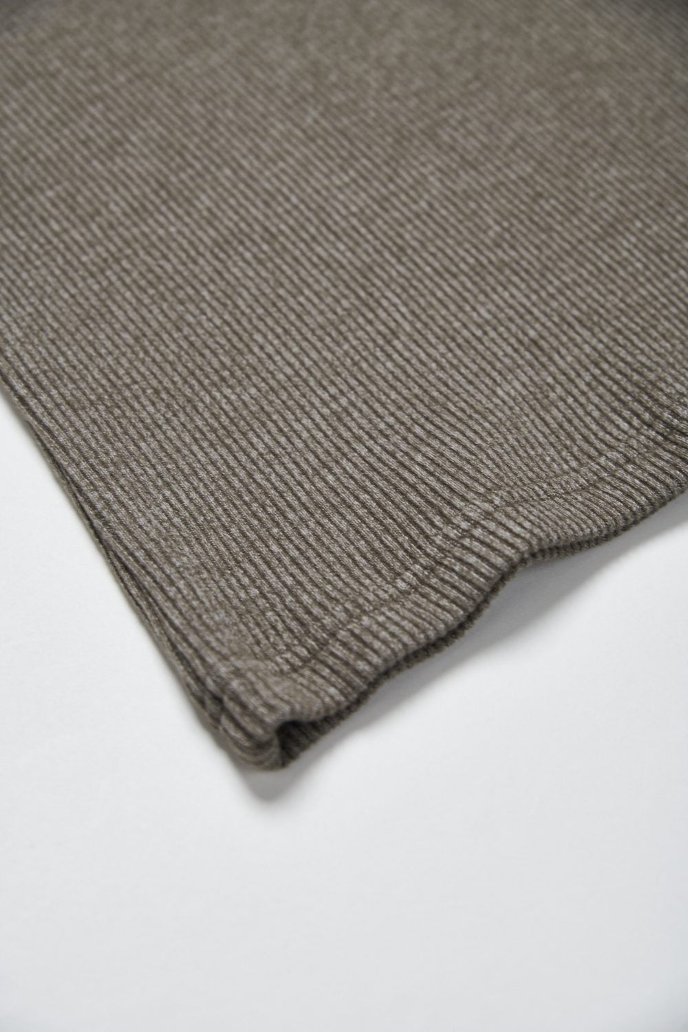 U領坑條工字背心-深灰