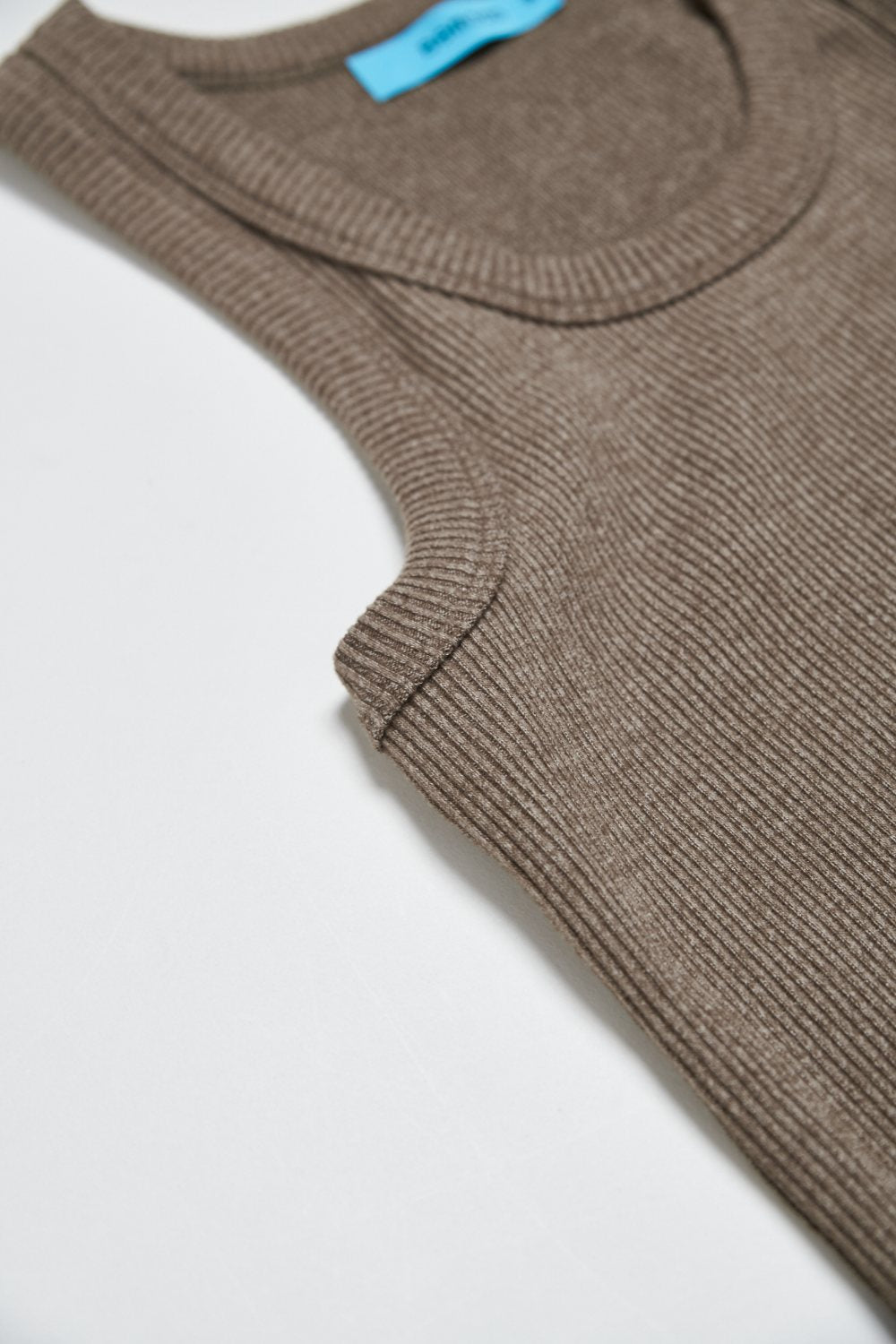 U領坑條工字背心-咖