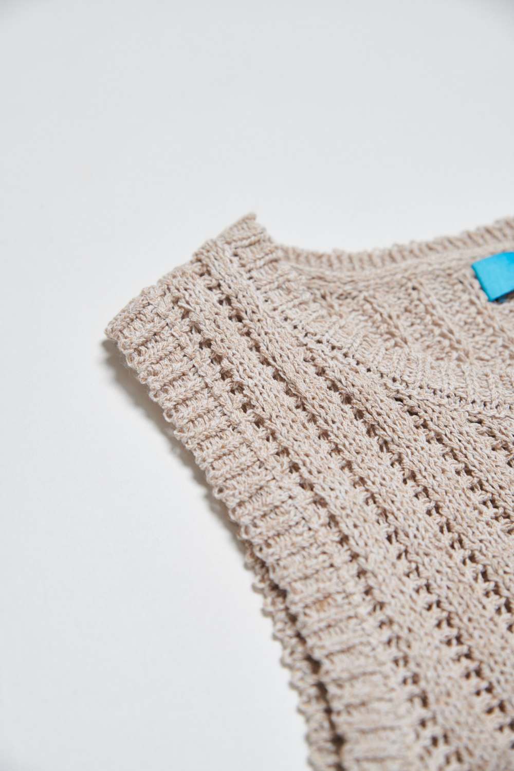 鏤空編織微透感針織背心-卡其