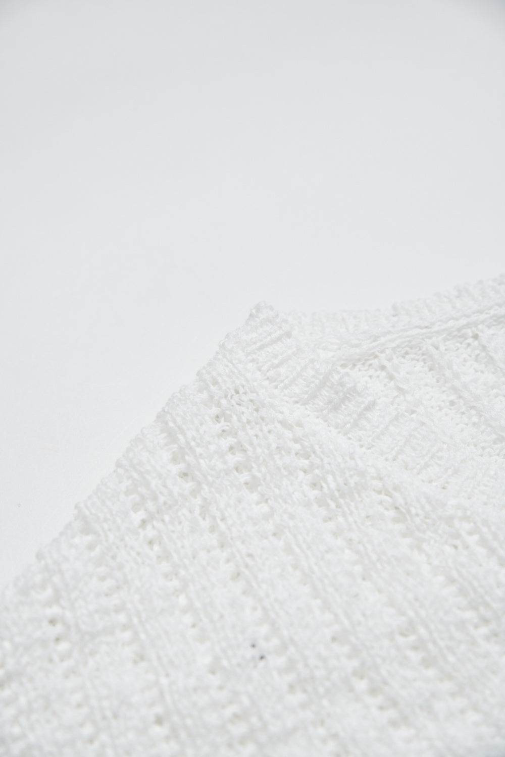 鏤空編織微透感V領寬鬆針織上衣-白