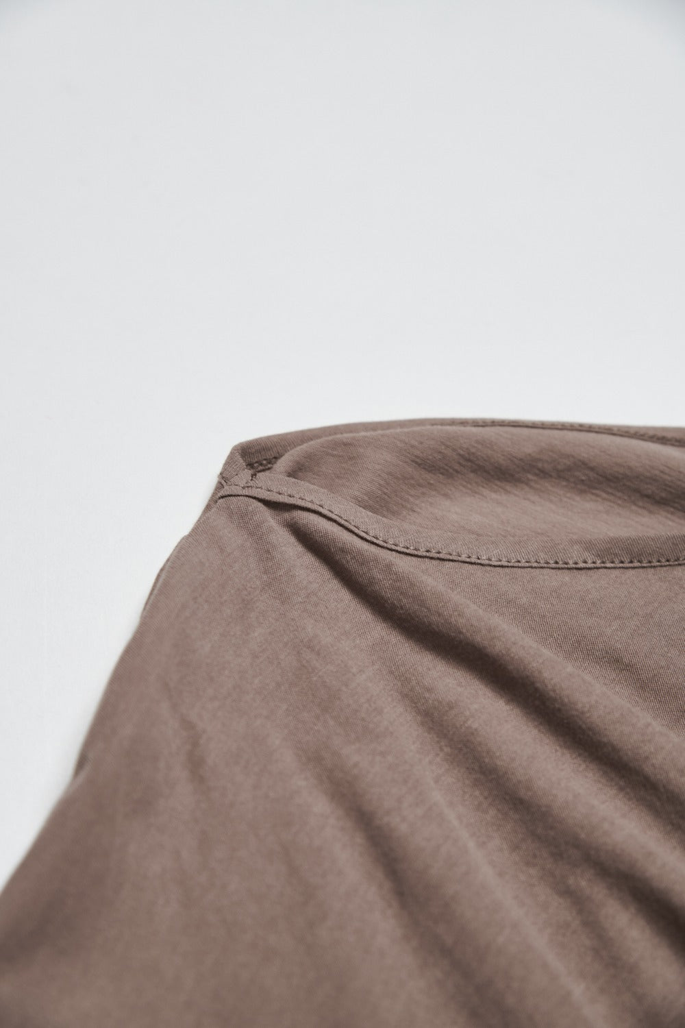 一字斜肩領兩面穿長袖Tee-咖