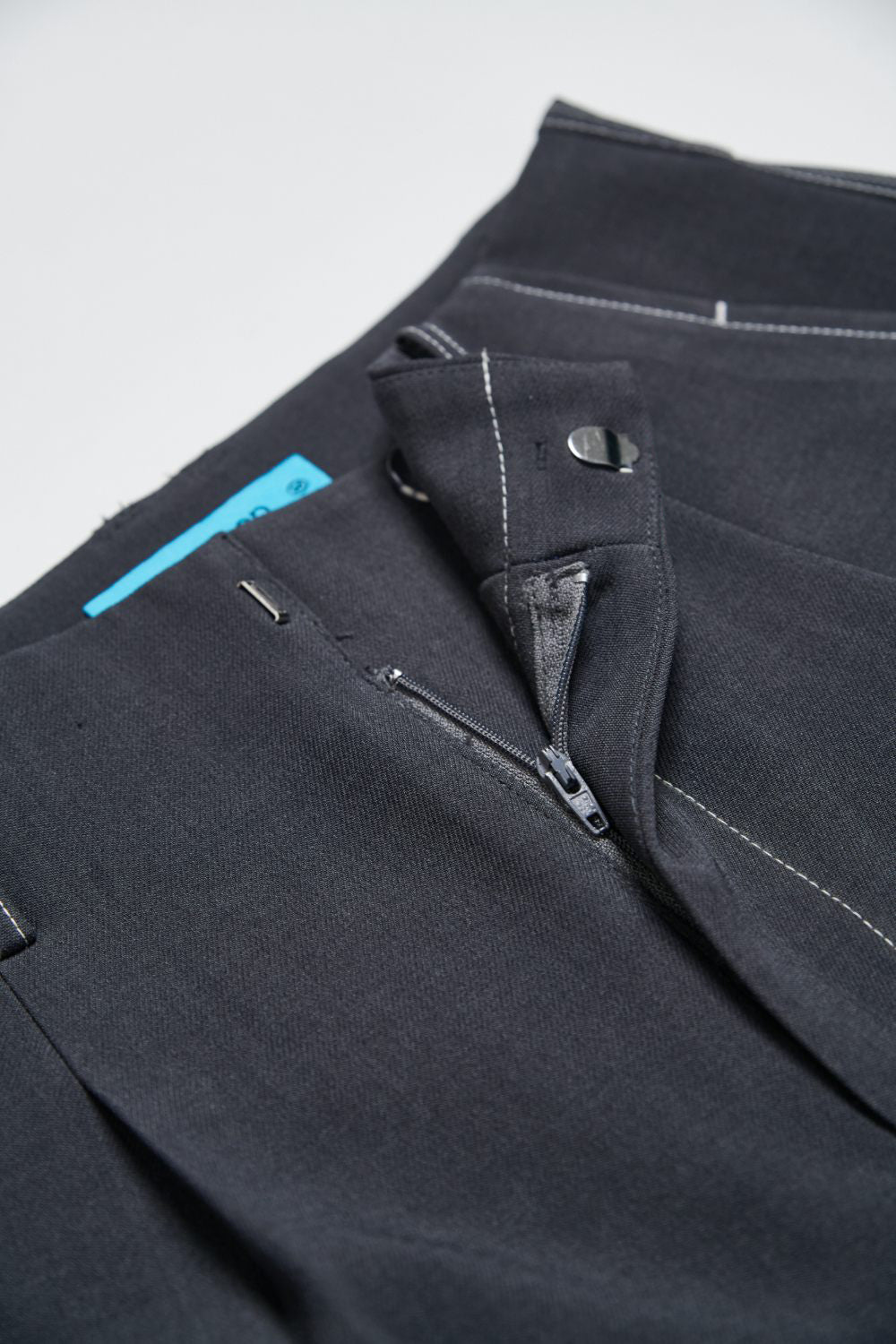 挺感配色壓線抓褶長褲-灰