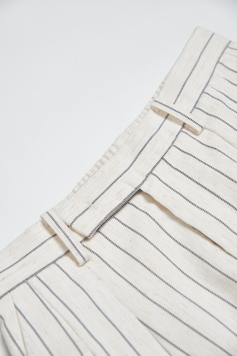 直條紋抓褶西裝直筒寬褲-卡其