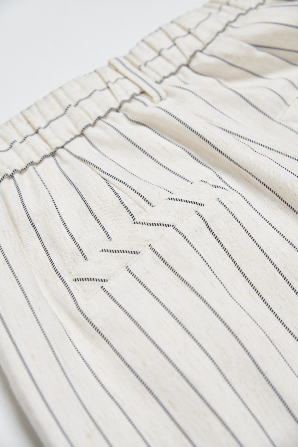 直條紋抓褶西裝直筒寬褲-卡其