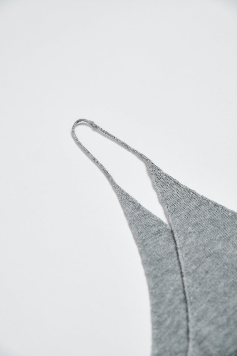 細肩帶柔感羊毛混紡修身針織背心-灰