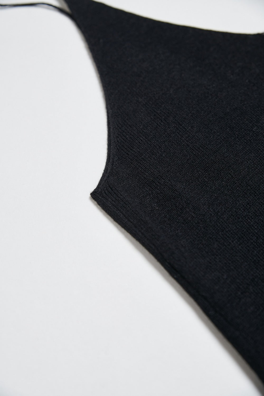 細肩帶柔感羊毛混紡修身針織背心-黑