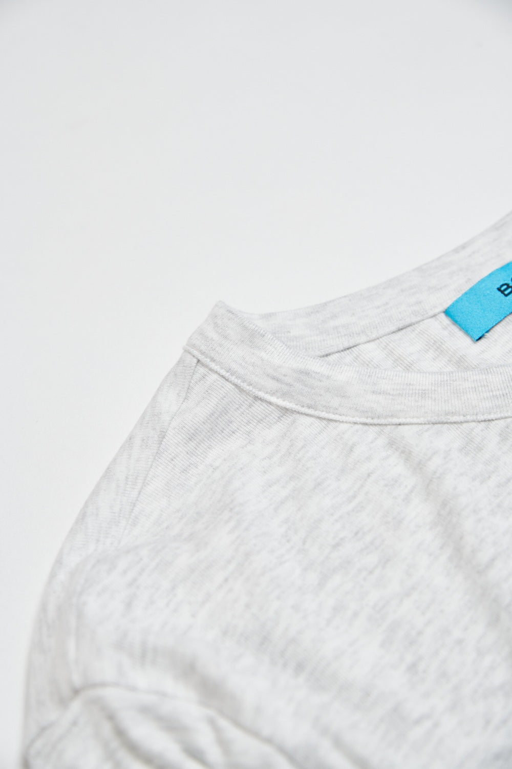 Q彈親膚落肩開釦上衣-灰