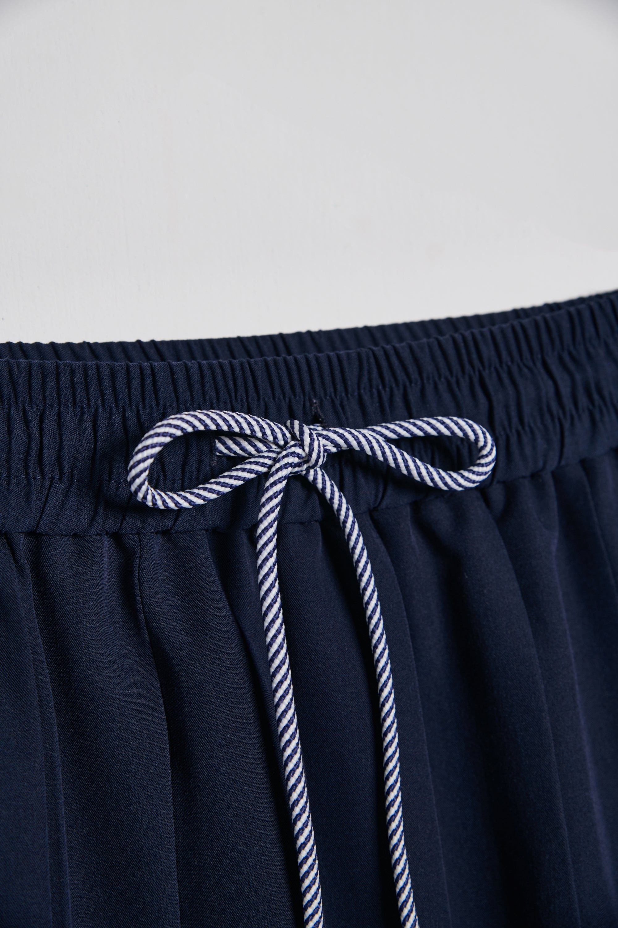 配色抽繩不規則百褶長裙-藏青