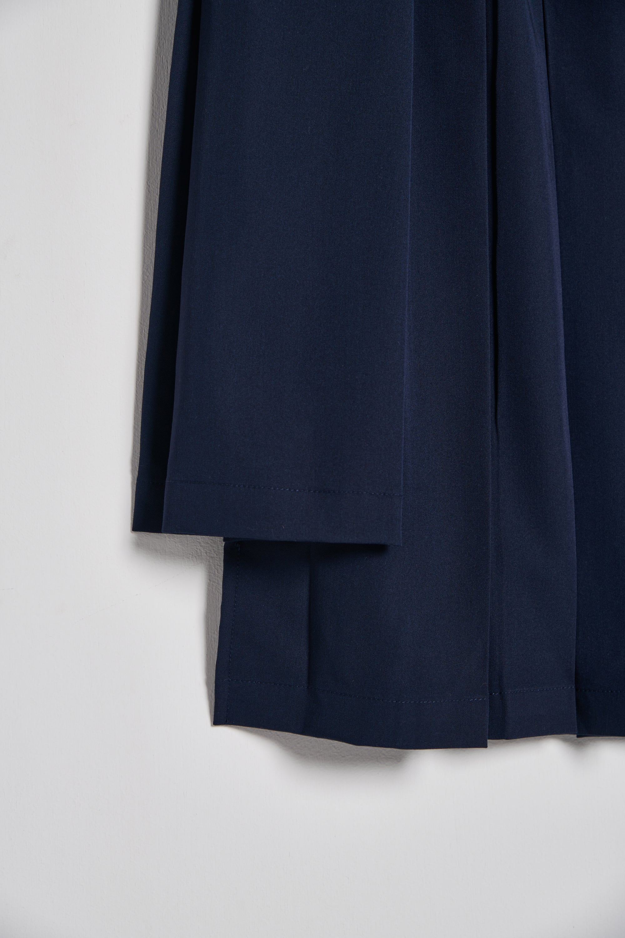 配色抽繩不規則百褶長裙-藏青