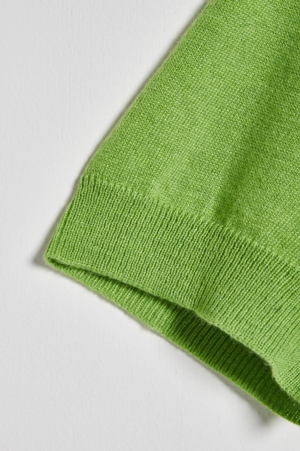 立體刺繡字母針織圓領上衣-綠