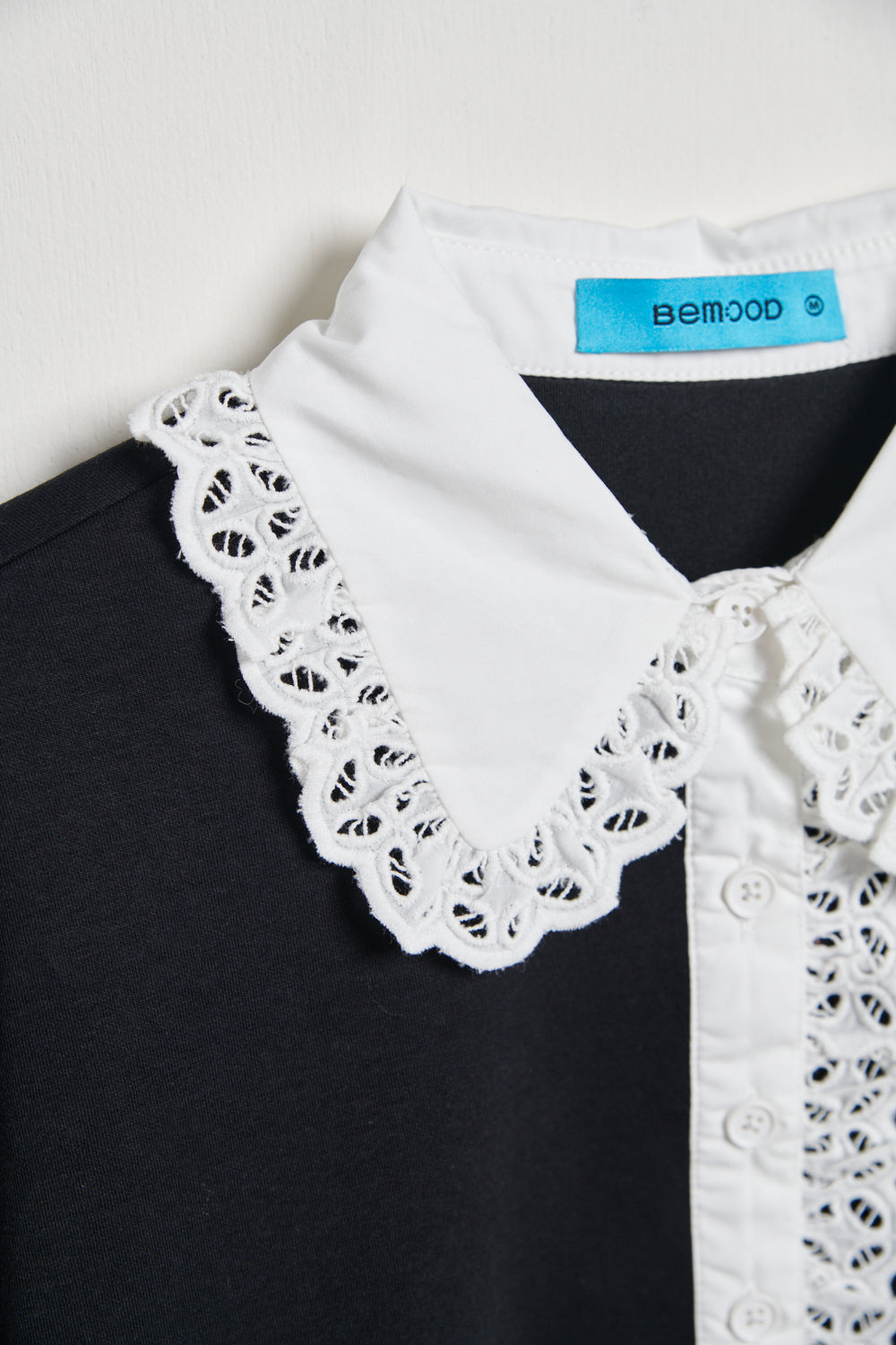 配色蕾絲娃娃領空氣棉上衣-黑