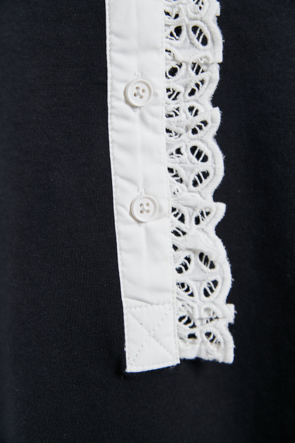 配色蕾絲娃娃領空氣棉上衣-黑