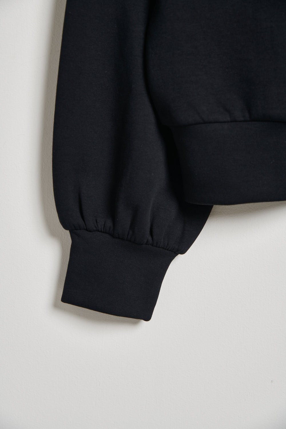 配色蕾絲娃娃領空氣棉上衣-黑