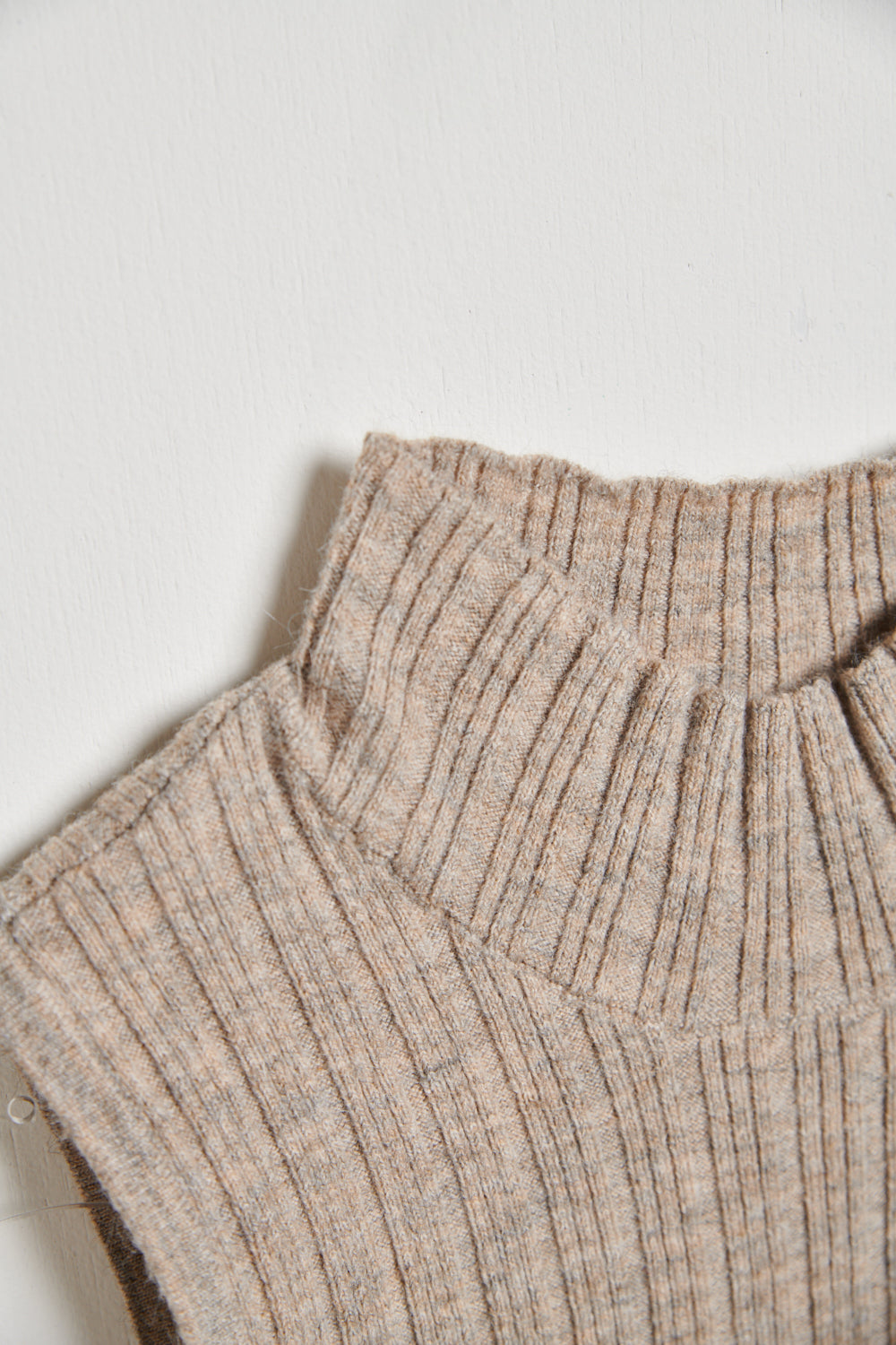 半高領直條排針無袖針織毛衣-駝色