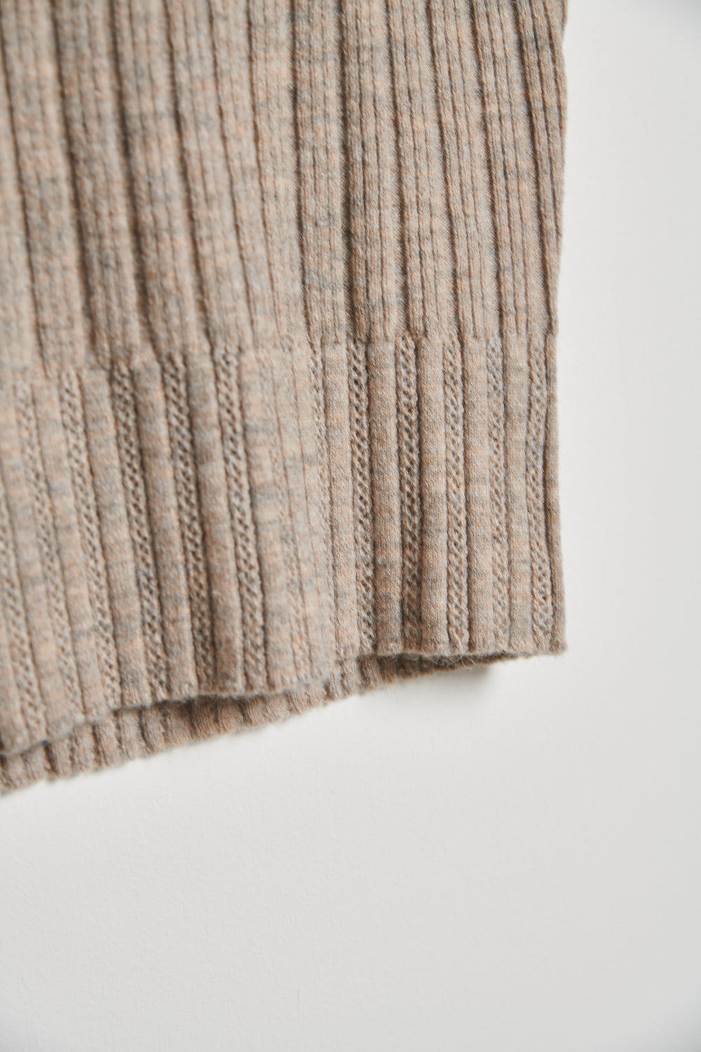 半高領直條排針無袖針織毛衣-駝色