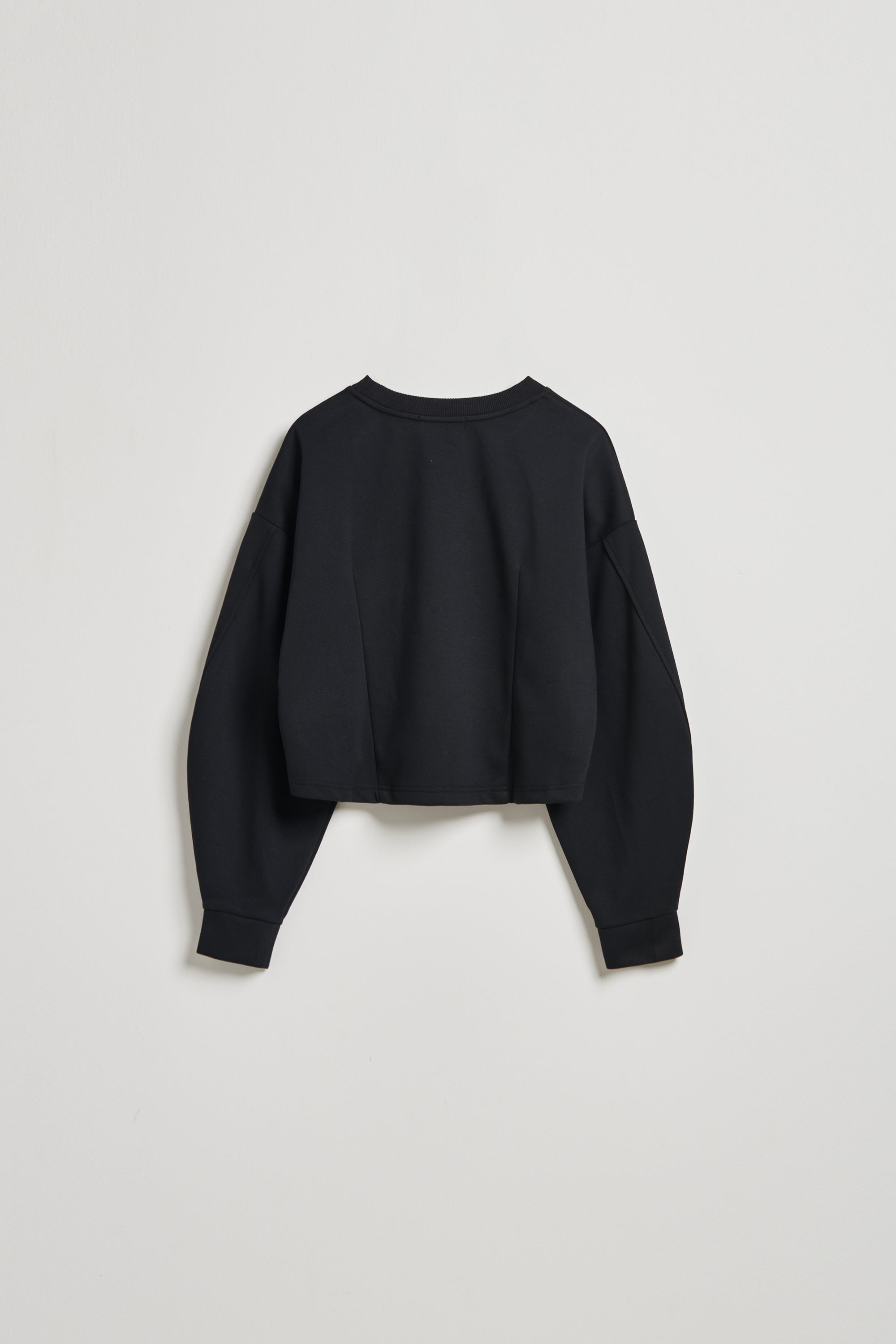 立體車線造型短版上衣-黑