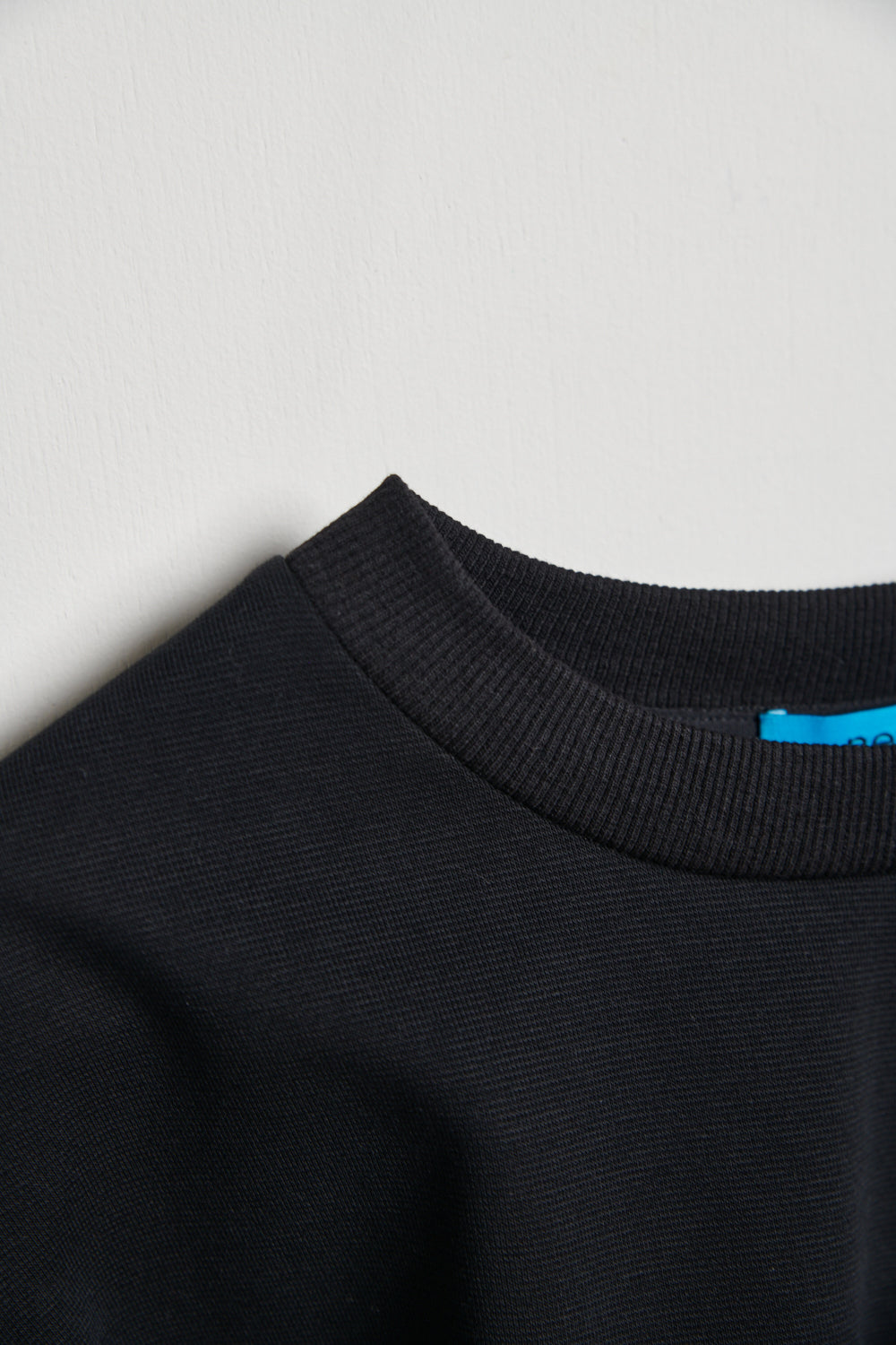 立體車線造型短版上衣-黑