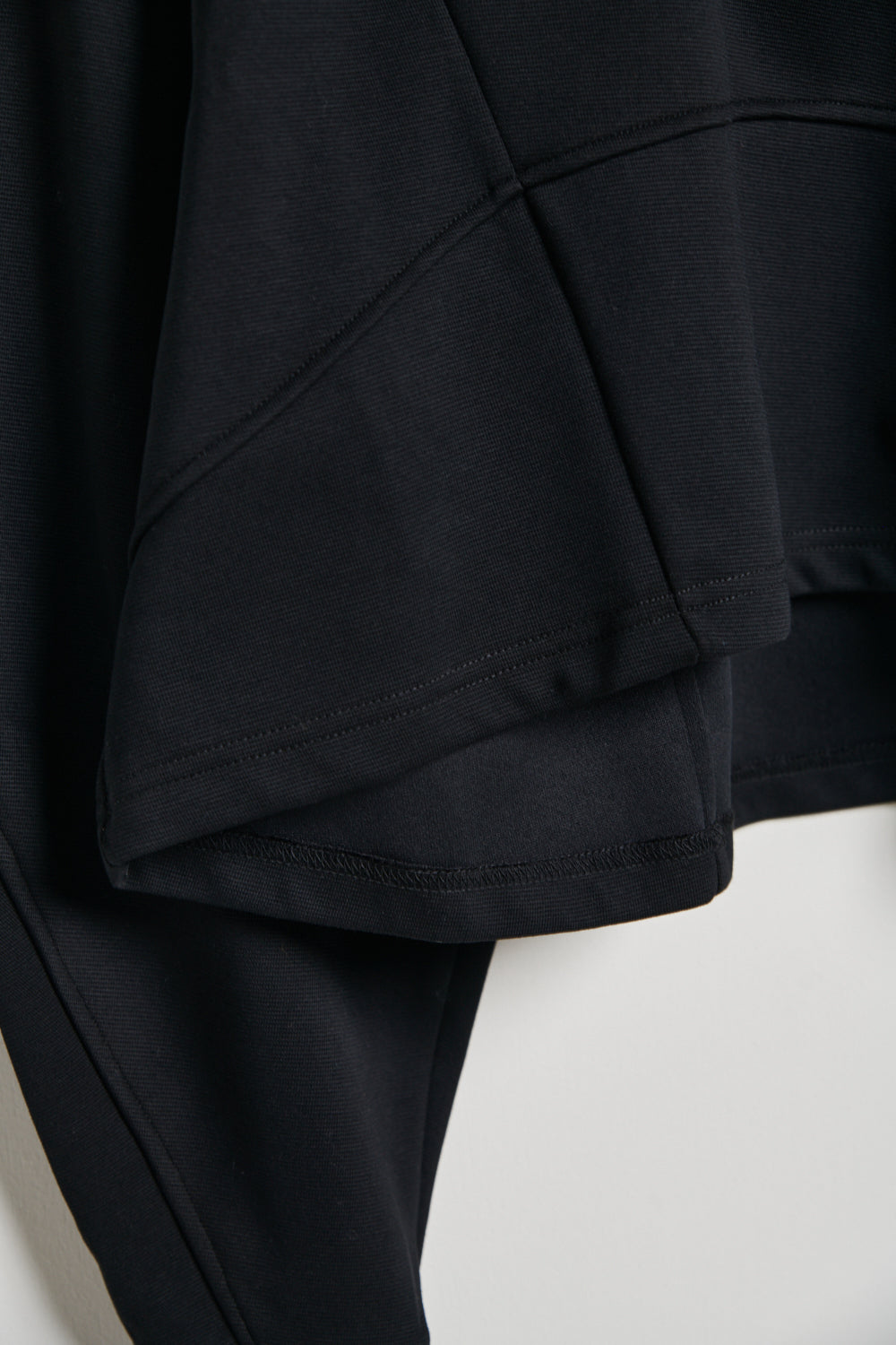 立體車線造型短版上衣-黑