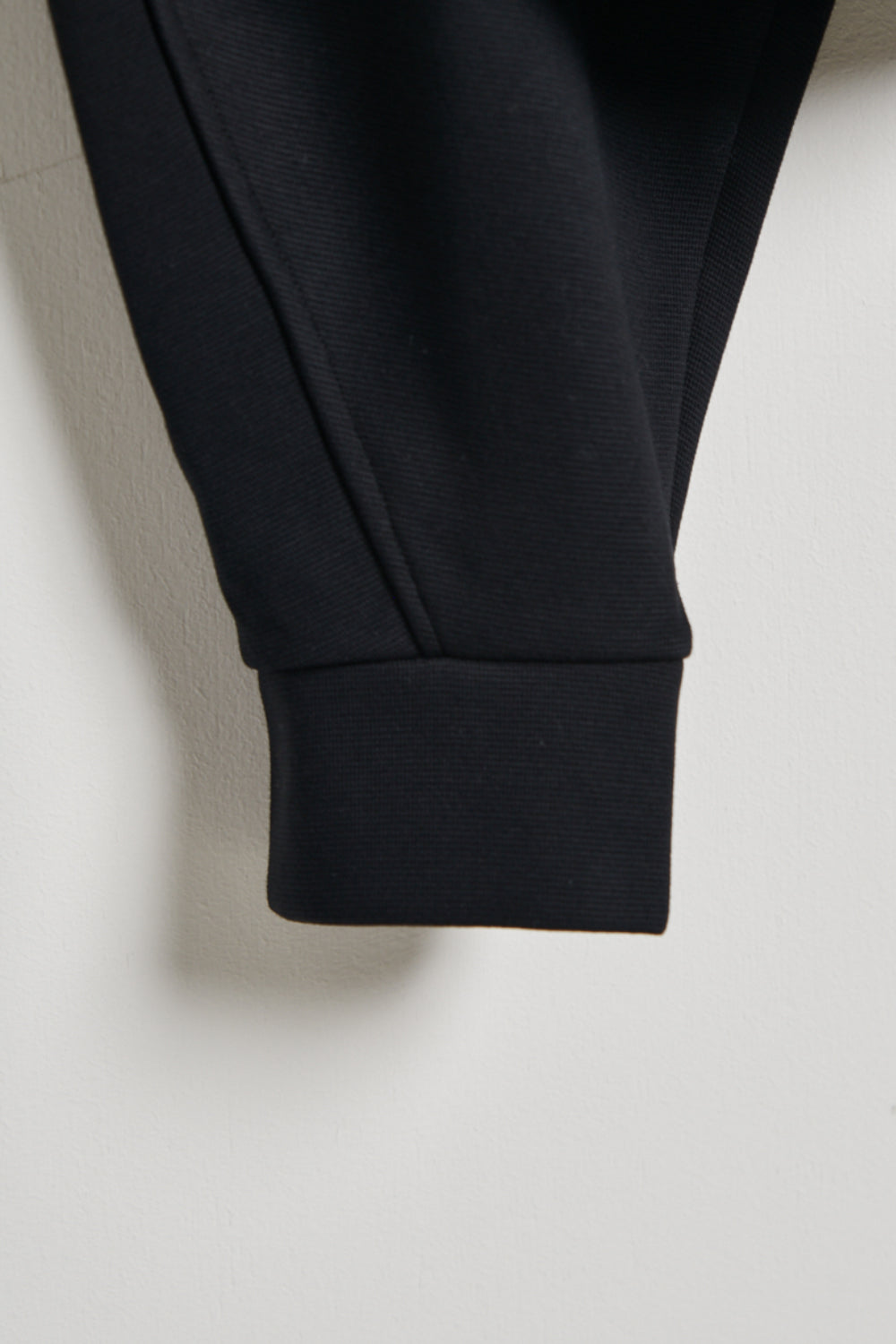 立體車線造型短版上衣-黑