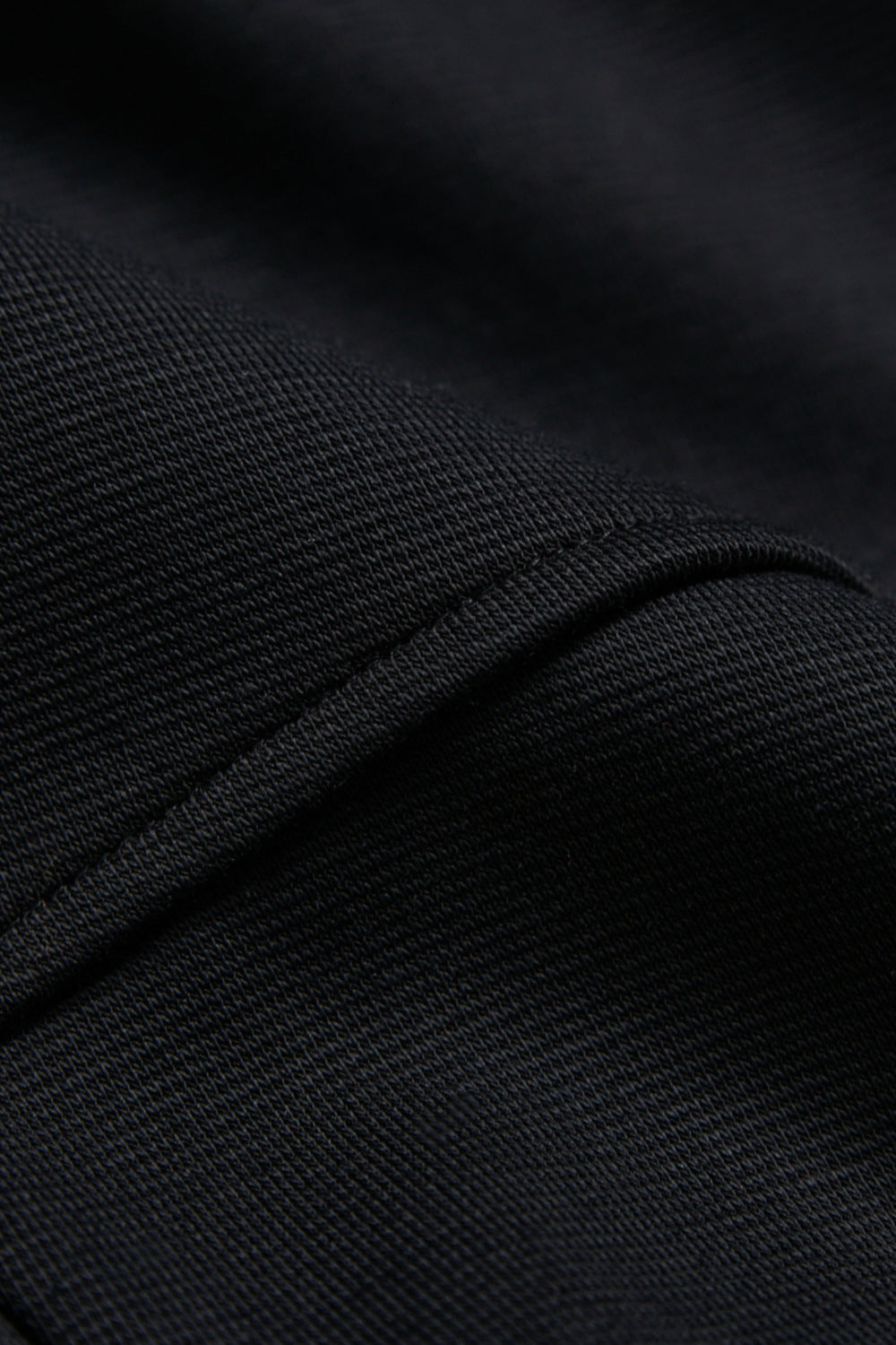 立體車線造型短版上衣-黑