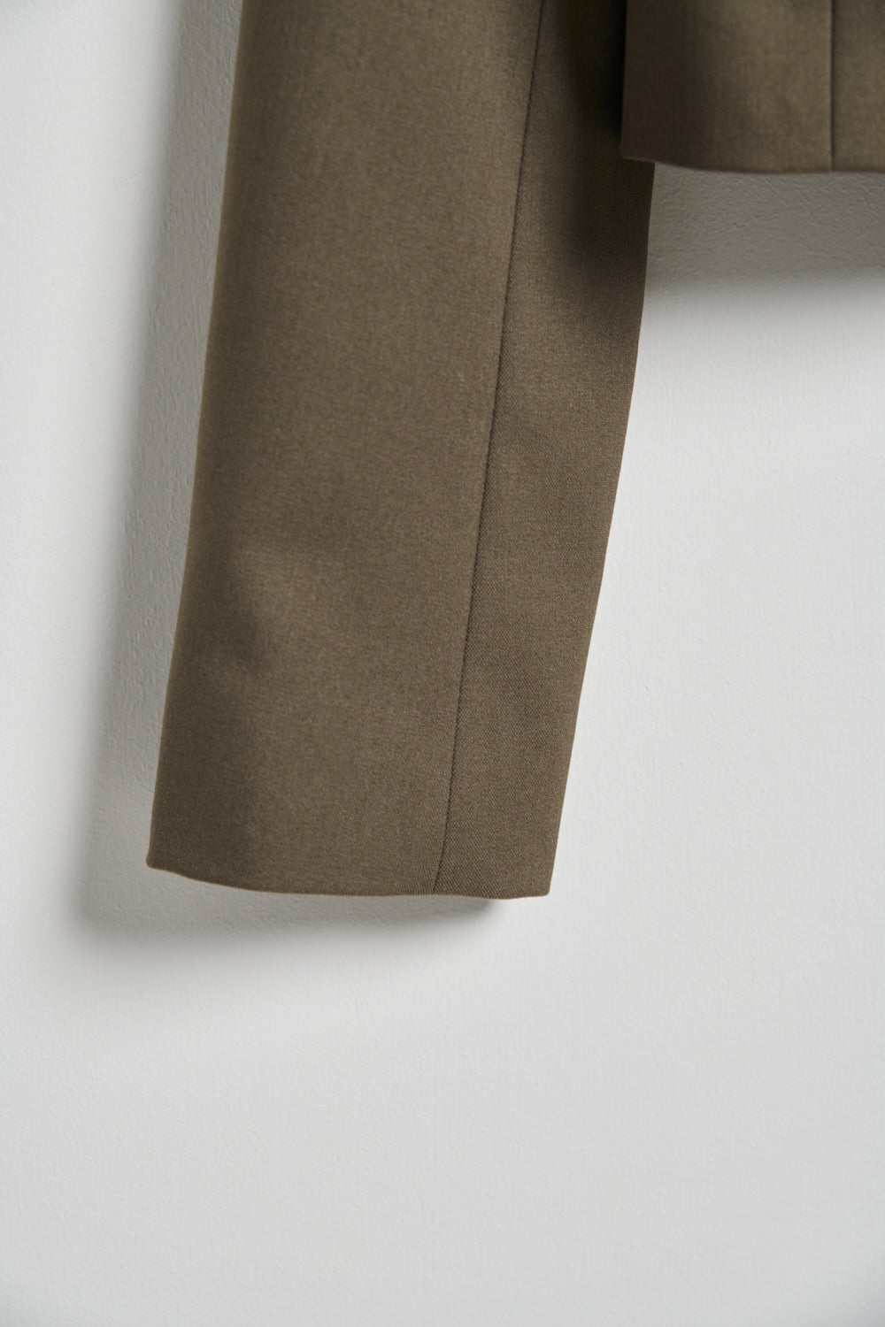 墊肩短版不易皺西裝外套-墨綠