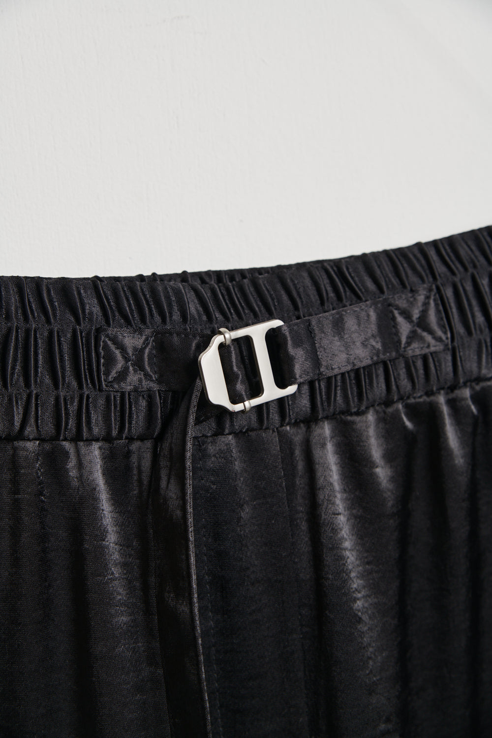 光澤緞面鬆緊腰頭墜感長褲-黑