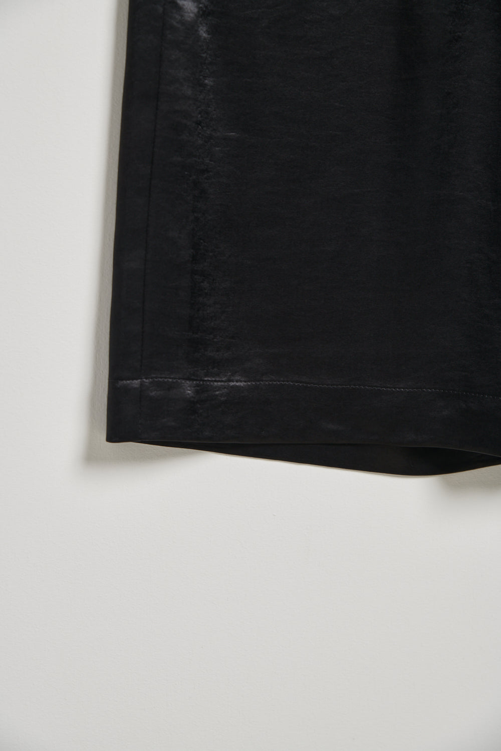 光澤緞面鬆緊腰頭墜感長褲-黑