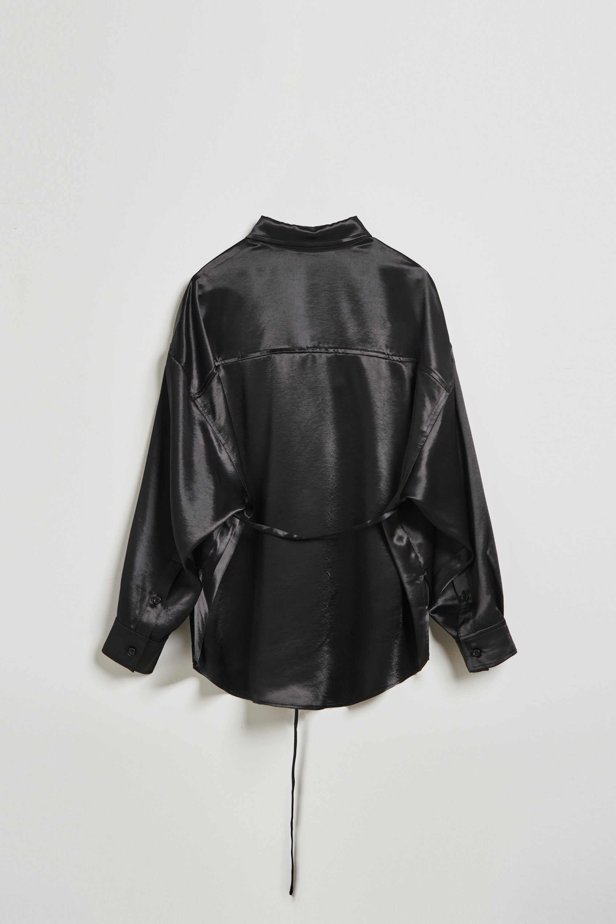 光澤緞面長版襯衫-黑