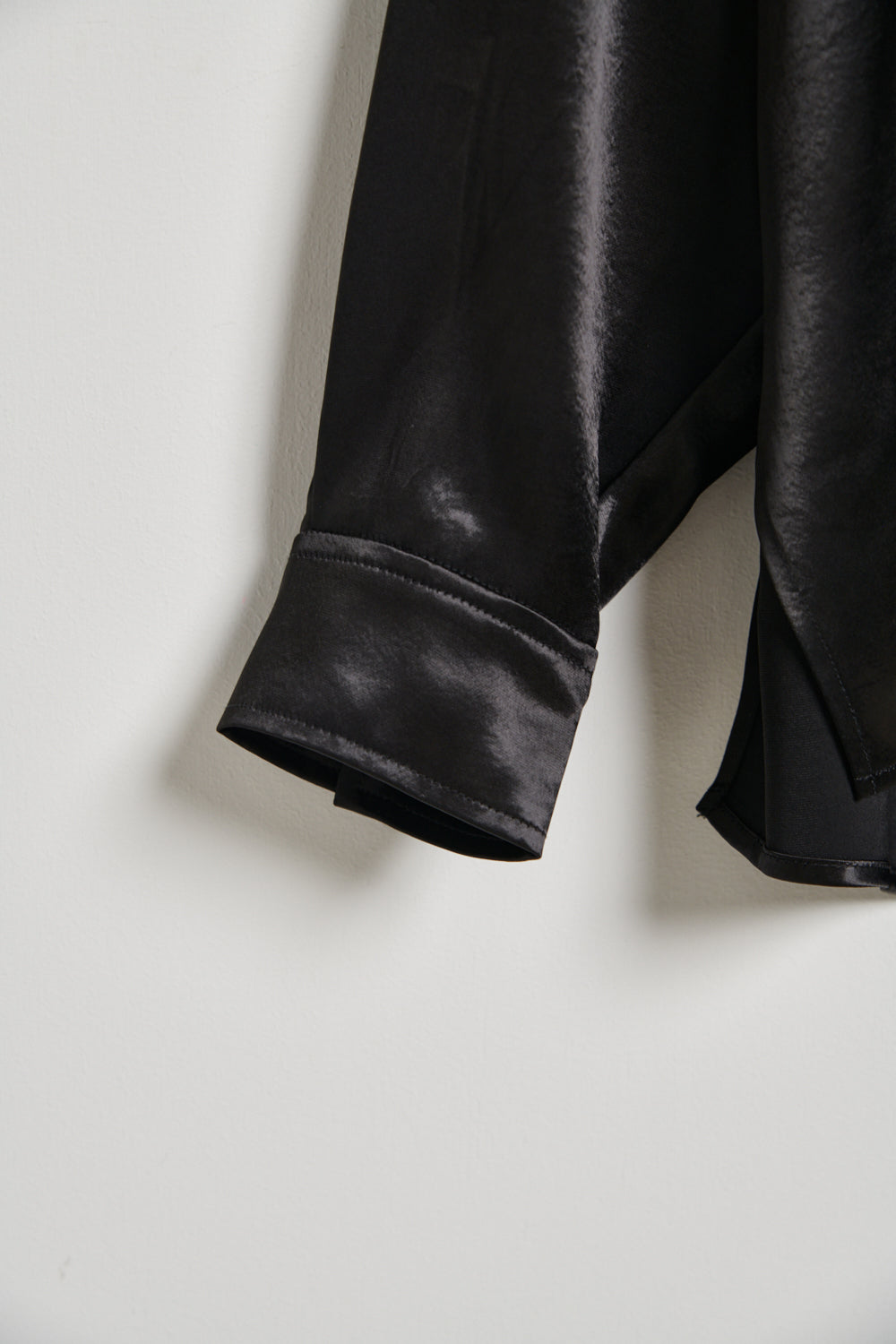 光澤緞面長版襯衫-黑