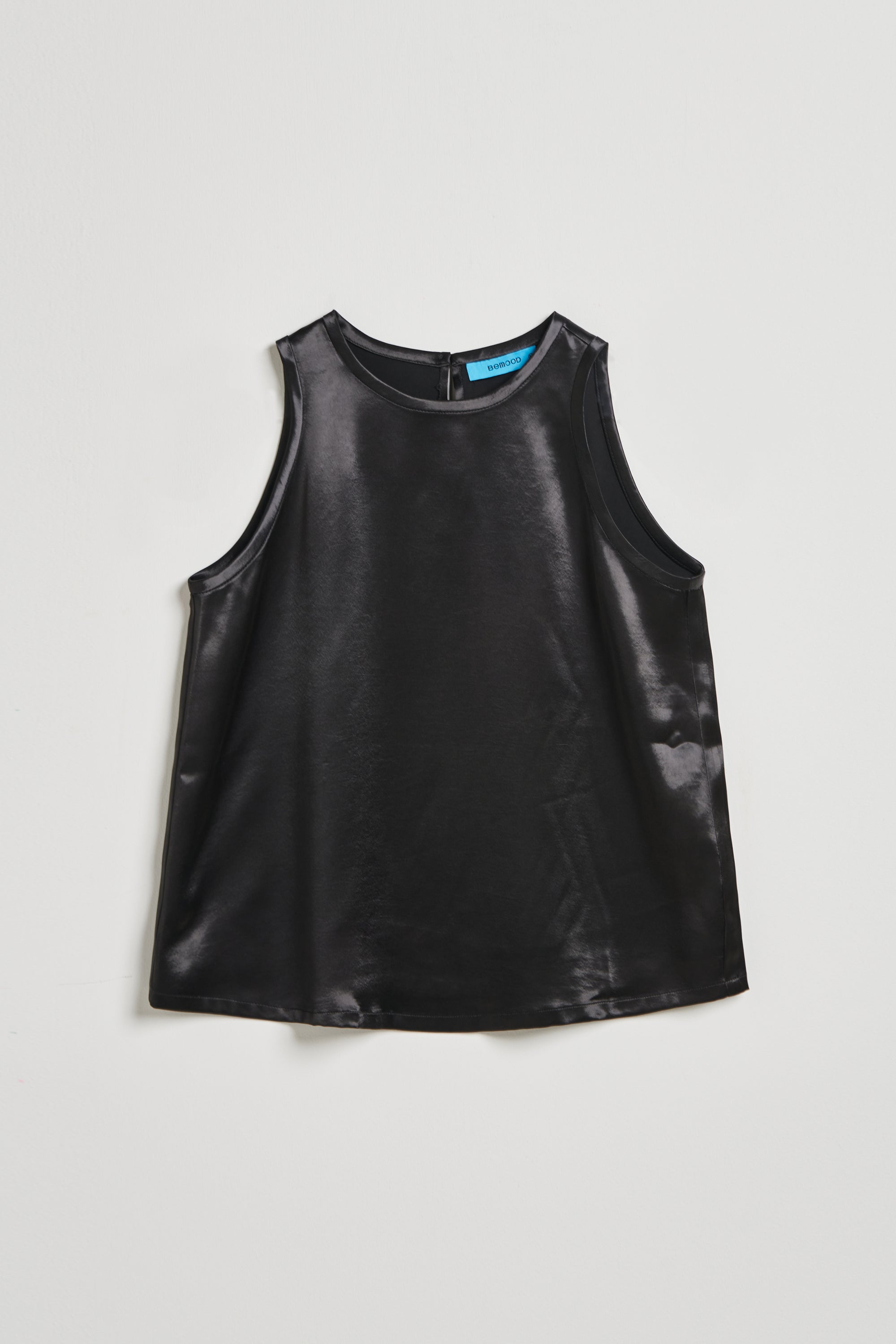 光澤緞面無袖削肩背心上衣-黑