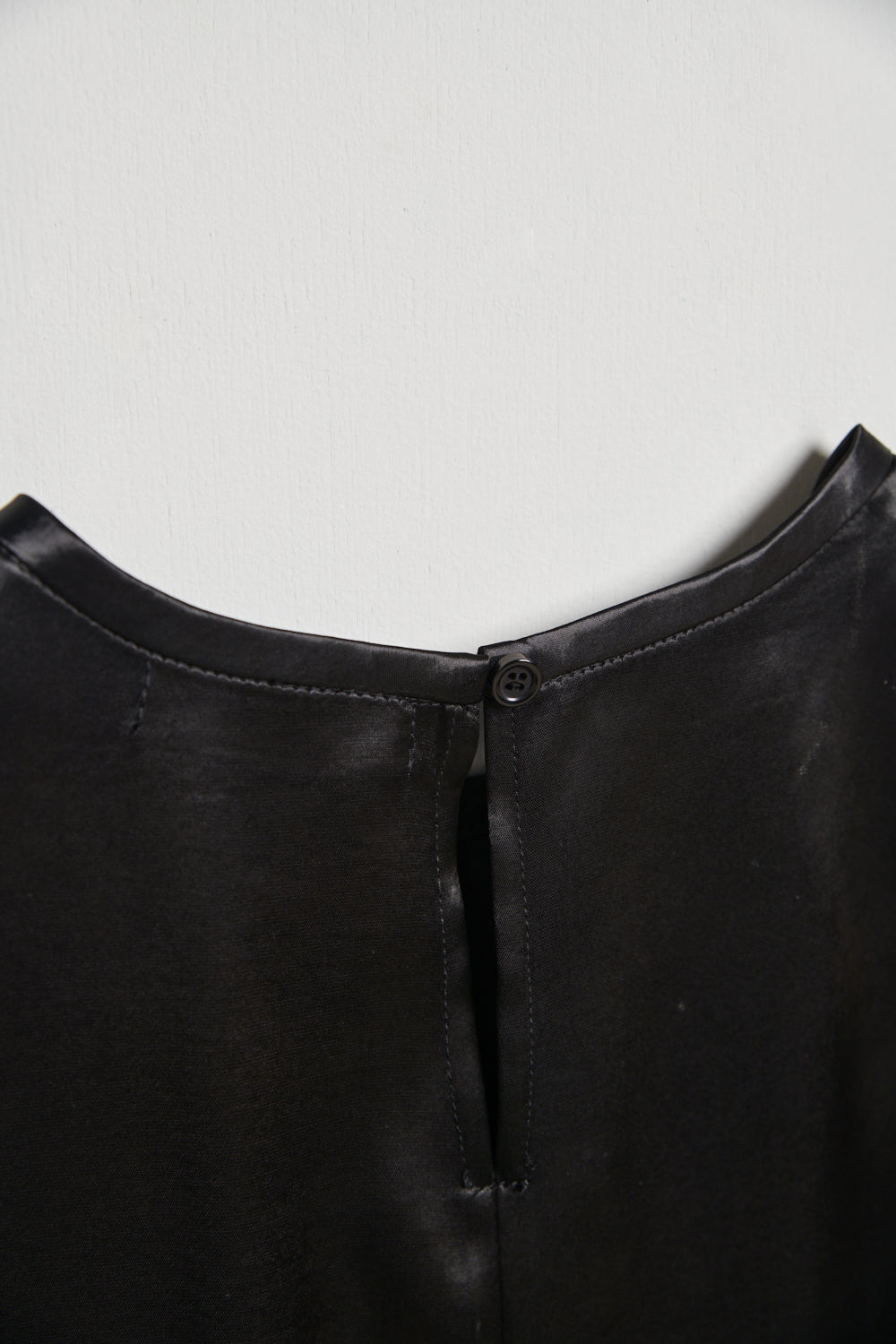 光澤緞面無袖削肩背心上衣-黑