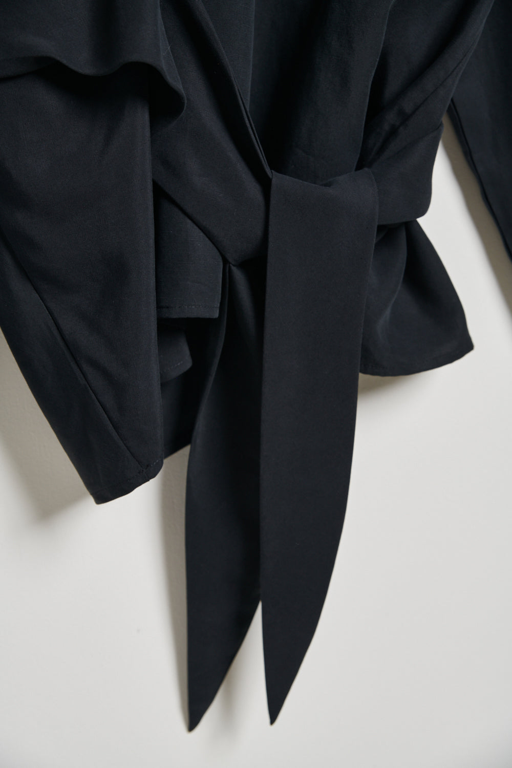 【現折100】圓領側綁帶修身長袖上衣（白＆黑）