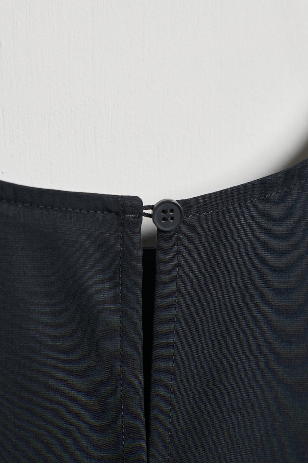 【現折100】圓領側綁帶修身長袖上衣（白＆黑）