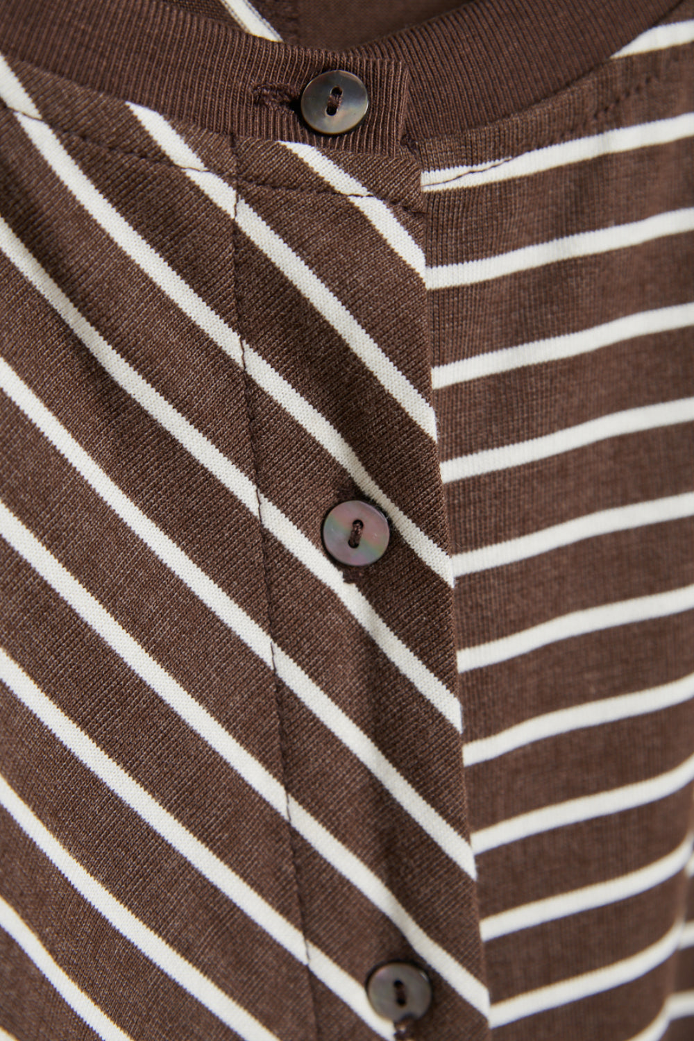 條紋拼接側綁帶上衣-咖