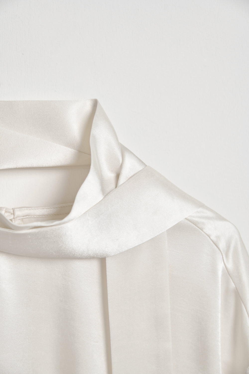 緞面光澤落肩寬版上衣-杏