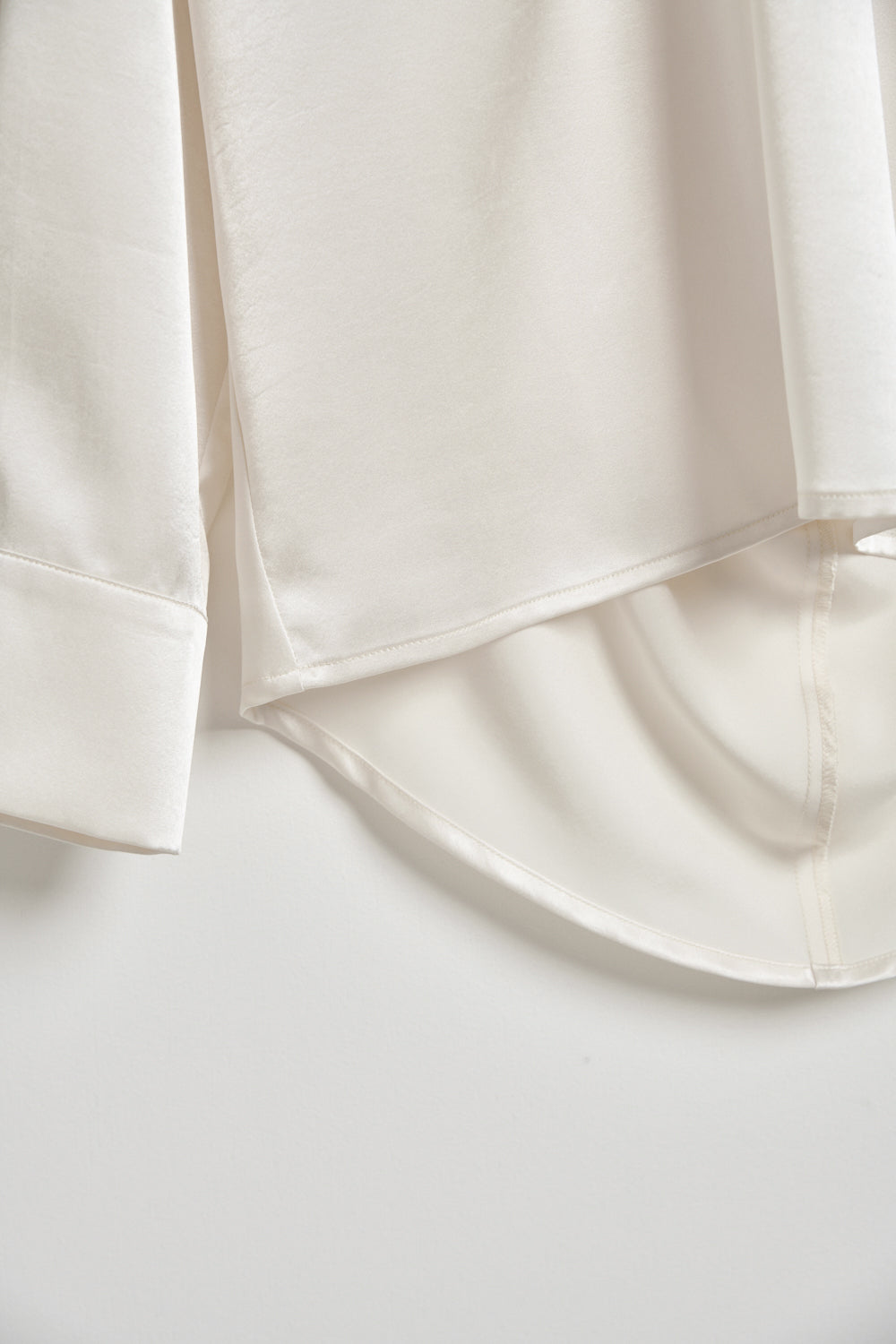 緞面光澤落肩寬版上衣-杏