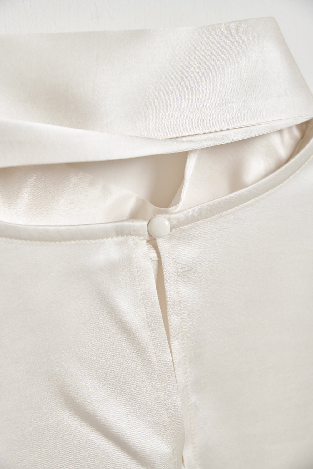 緞面光澤落肩寬版上衣-杏