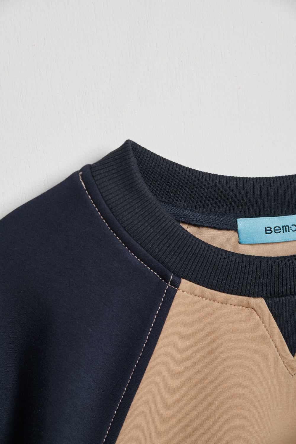 配色拉格蘭字母電繡上衣-咖