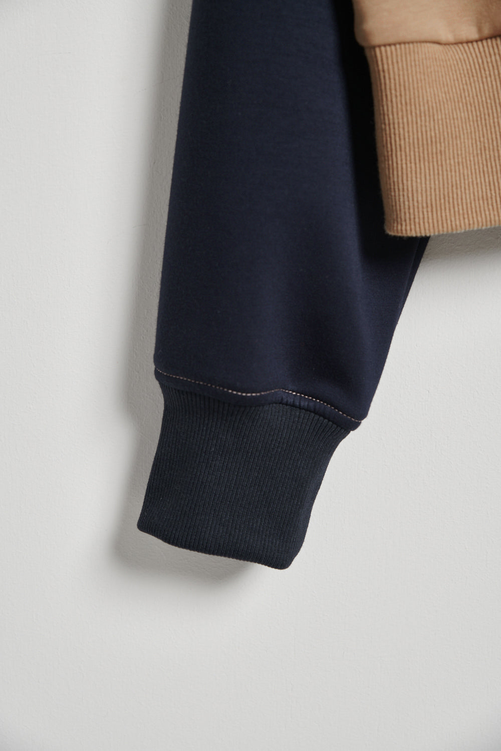 配色拉格蘭字母電繡上衣-咖