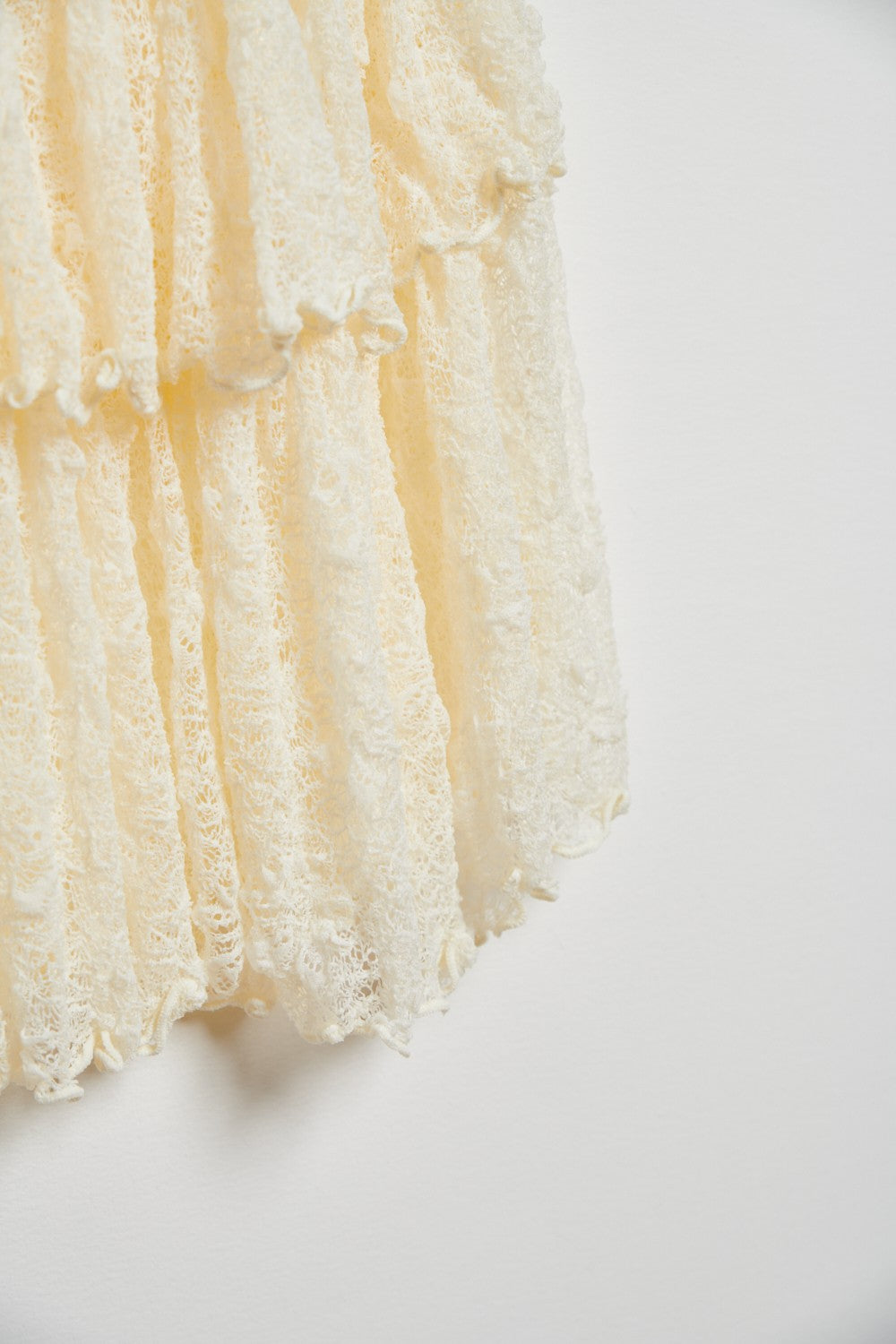 【現折100】立體蕾絲紋理透肌上衣＋魚尾荷葉長裙