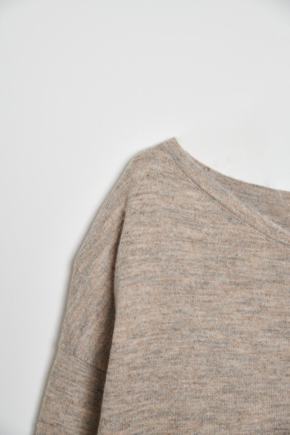 船型領寬長版花紗毛衣上衣-駝色