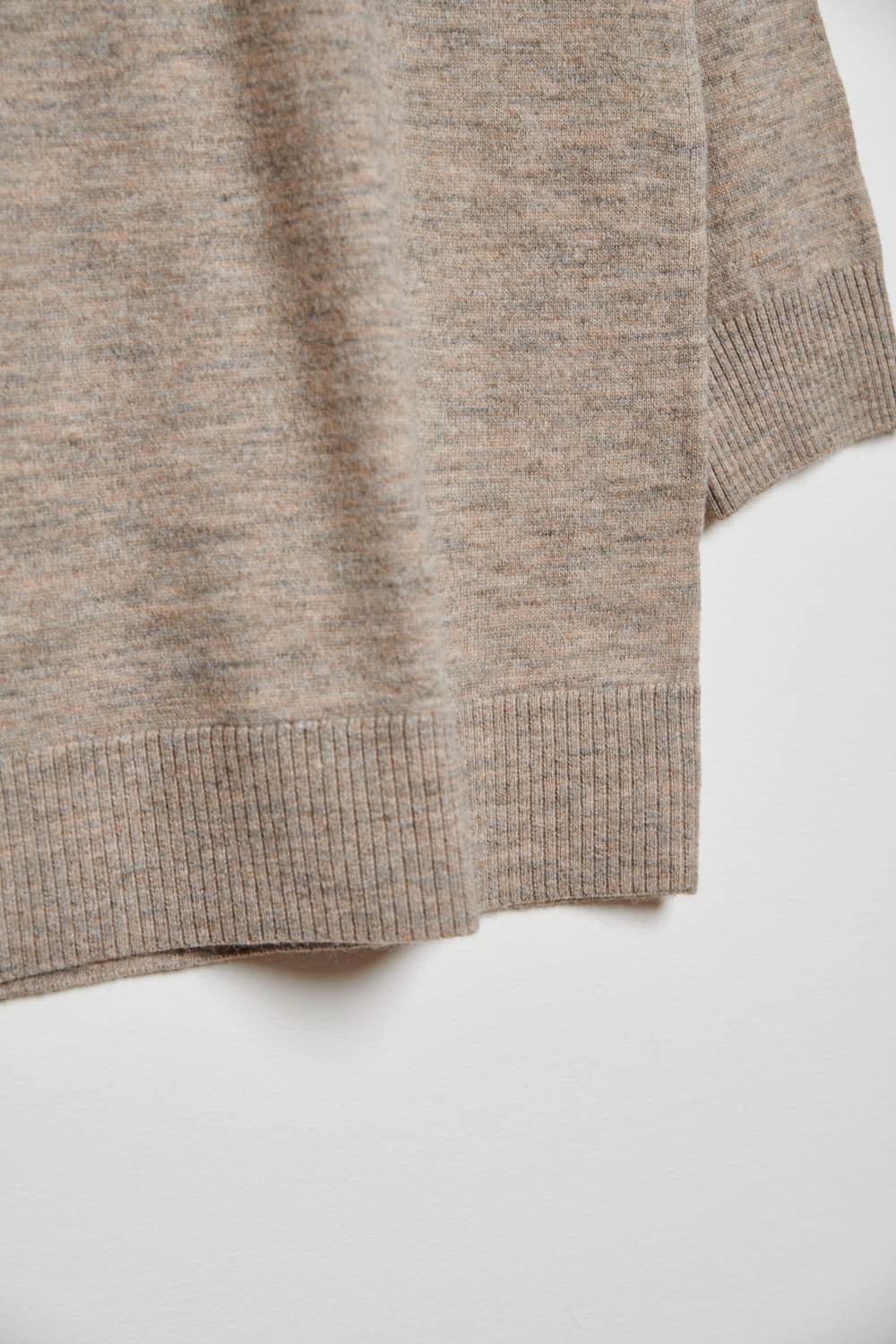 船型領寬長版花紗毛衣上衣-駝色