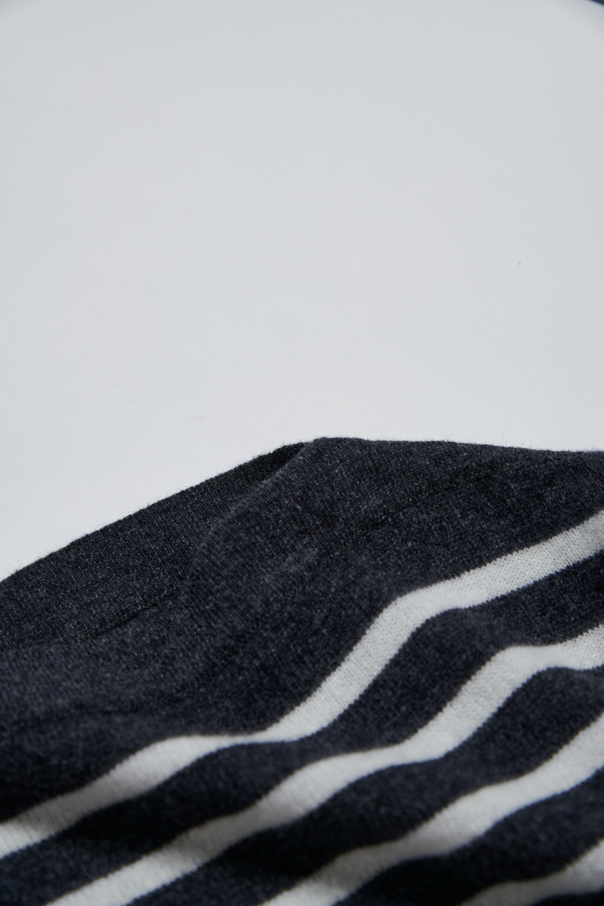 羊毛一字領斜肩配條針織毛衣-黑白條